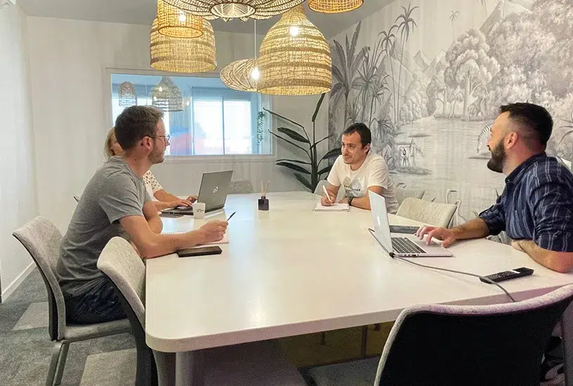 Agence de com en Vendée avec 3 spécialistes en communication qui discutent